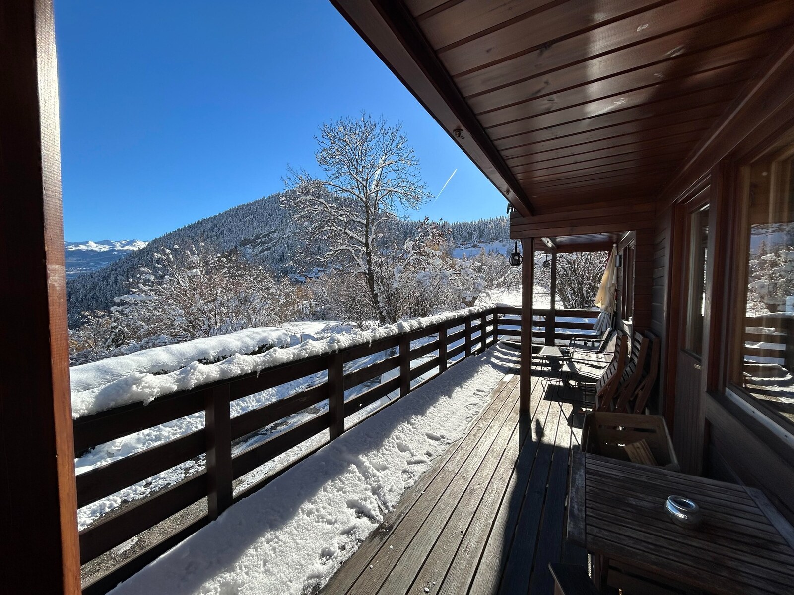 Balcon du chalet sous la neige